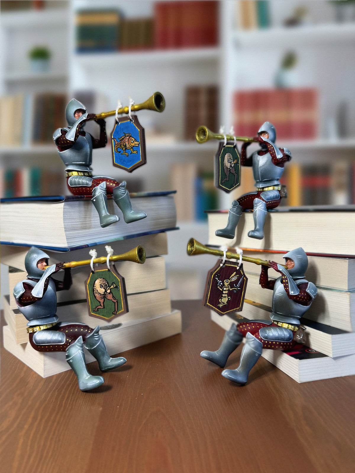 Boekenplankbewaker met konttrompetvaandel